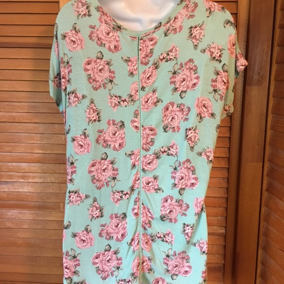 Roses top. Comfy - Picture 3 of 4